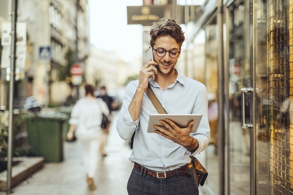 junger Geschäftsmann in der Stadt