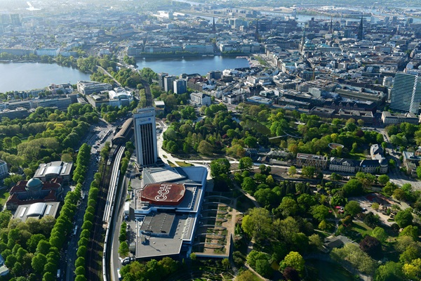 Luftaufnahme von Hamburgs Stadtzentrum und Alster.