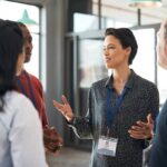 Personas conversando en reunión de negocios