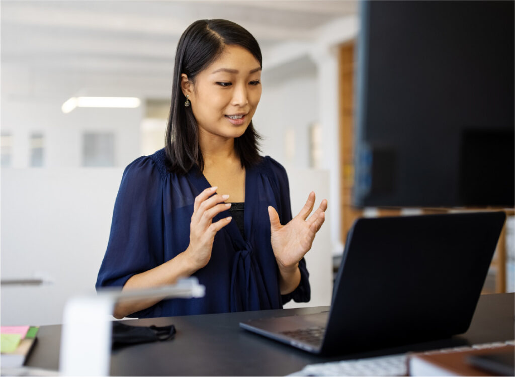 Mujer hablando en videoconferencia desde oficina