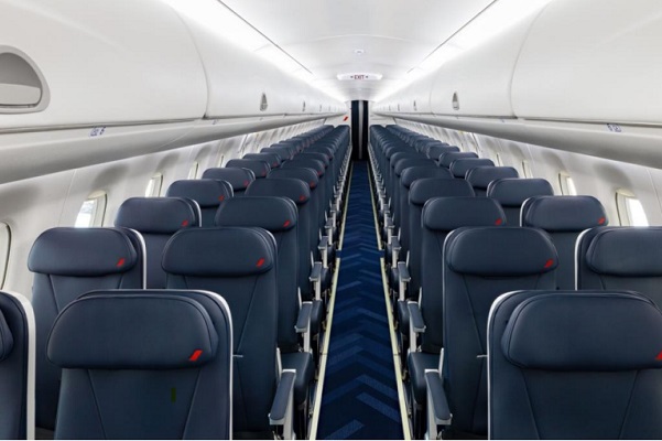 Leere Flugzeugkabine mit blauen Sitzen und Mittelgang.