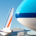 Flugzeugnase und Heckflosse auf Flughafen sichtbar