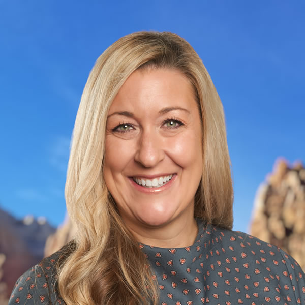 Lächelnde Frau vor Bergkulisse