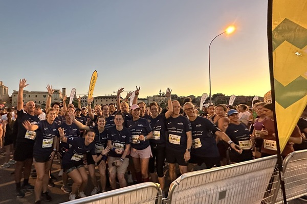 Läufergruppe beim abendlichen Stadtmarathon in Deutschland.
