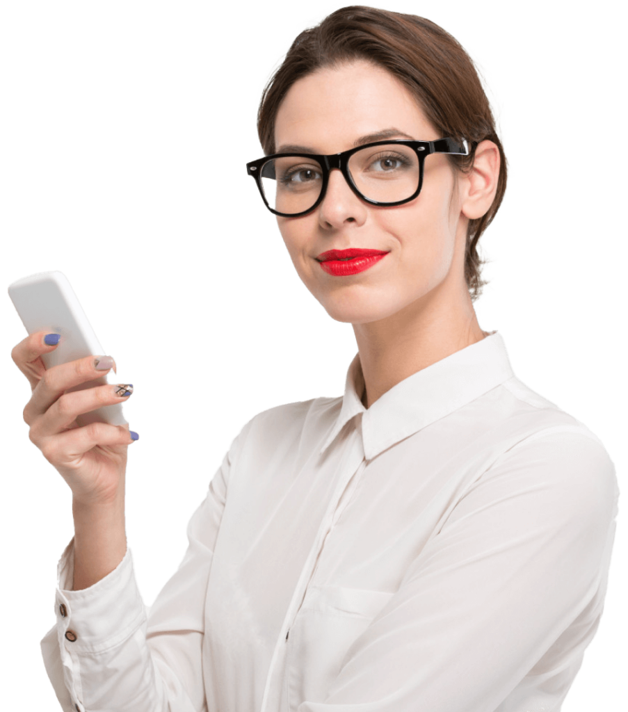 Mujer joven con móvil y gafas.